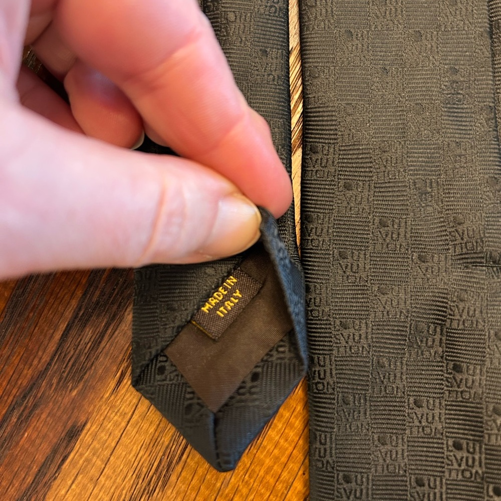 LV black silk tie in checkered all back pattern - Picture 4 of 6